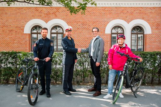 v.l.n.r.: Oberstleutnant Berkes, BA; Oberst Losko,
BA MA; Alexander Gaied, COO foodora Österreich; foodora Rider Viola