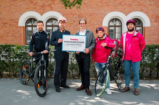 Vorschau Bild von Oberstleutnant Berkes, BA; Oberst Losko, BA MA;
Alexander Gaied, COO foodora Österreich; foodora Rider Viola und
Konstantinos