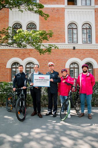 Vorschau Bild von Oberstleutnant Berkes, BA; Alexander Gaied, COO
foodora Österreich; Oberst Losko, BA MA; foodora Rider Viola und
Konstantinos