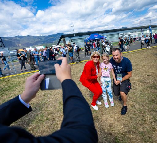 Vorschau Bild von Verteidigungsministerin Klaudia Tanner bei der AIRPOWER22, 1.
September 2022 in Zeltweg