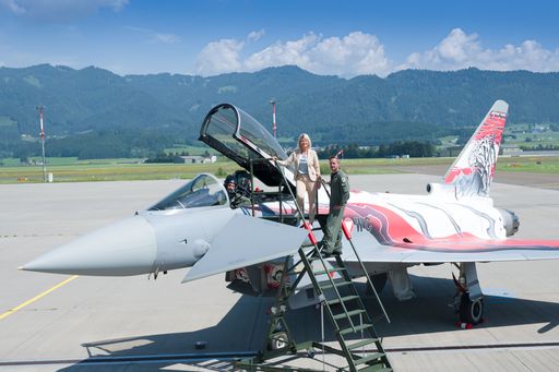 Vorschau Bild von Verteidigungsministerin Klaudia Tanner bei der Pressekonferenz
zur AIRPOWER22 am 1. Juni 2022 in Zeltweg