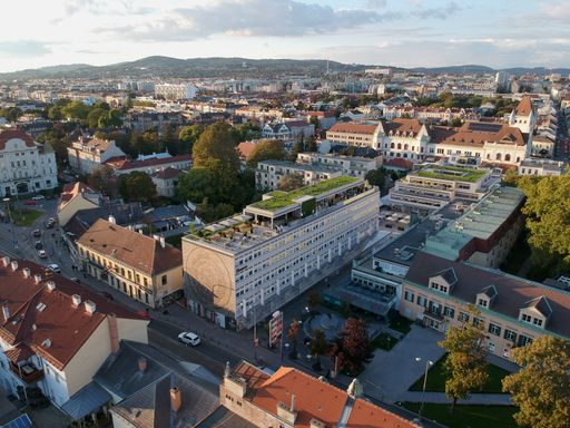 Blick auf den Wandel: Das EKAZENT Hietzing, eingebettet im
lebendigen Viertel Hietzing, wandelt sich von einer ikonischen
Handelsimmobilie der 60er Jahre hin zu einem zukunftsweisenden,
nachhaltigen Mixed-Use-Quartier, das Wohnen, Arbeiten und Einkaufen
vereint und so die Stadt der kurzen Wege in Wien neu definiert / Die
Verwendung dieses Bildes für redaktionelle Zwecke ist unter
Beachtung aller mitgeteilten Nutzungsbedingungen zulässig und dann
auch honorarfrei. Veröffentlichung ausschließlich mit
Bildrechte-Hinweis.
