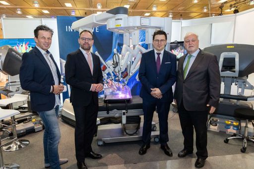 https://www.apa-fotoservice.at/galerie/33339 Vorsorge und
Behandlung bei Darmkrebs in Österreich: Roboter-assistierte
Chirurgie mit dem da Vinci-System. Im Bild v.l.nr. Martin Ferdiny
(Moderator), Dr. Tilman Schlick (Senior Director Medical Affairs
Europa Intuitive), Priv.-Doz. Dr. Tarkan Jäger (Leitender Oberarzt
an der Salzburger Universitätsklinik für Allgemein-, Viszeral- und
Thoraxchirurgie, Spezialist für Krebserkrankungen des Bauchraumes),
Univ.-Doz. MR DDr. Anton-H. Graf (Präsident der Krebshilfe Salzburg)
Foto: Fine Facts/APA-Fotoservice/Franz Neumayr