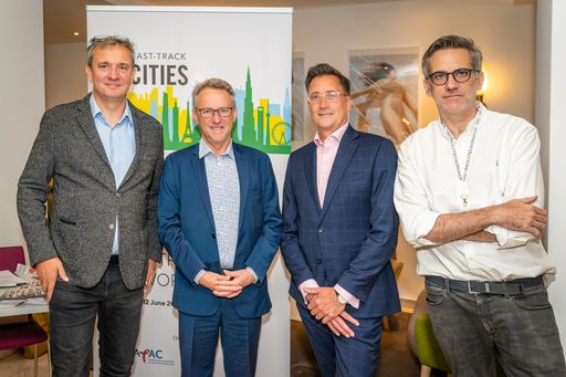 Vorschau Bild von Ernst Woller mit dem Board von ONE LIFE