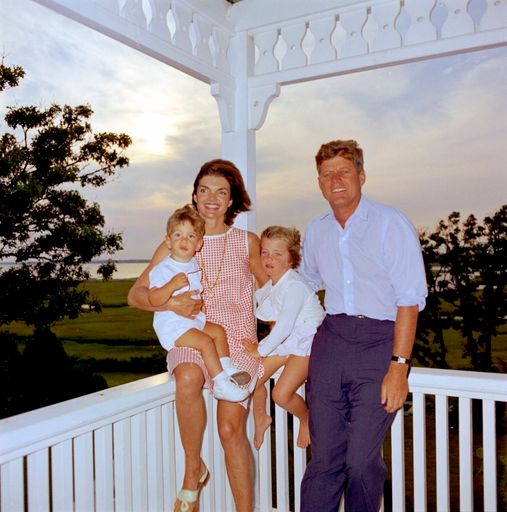 John F. Kennedys Familie in Hyannis Port, 1962 / Die Verwendung
dieses Bildes für redaktionelle Zwecke ist unter Beachtung aller
mitgeteilten Nutzungsbedingungen zulässig und dann auch honorarfrei.
Veröffentlichung ausschließlich mit Bildrechte-Hinweis.