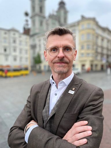 Kinderporno-Verdächtiger soll vor Gericht
erscheinen, nicht bei der Preisverleihung!