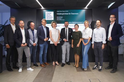 Vorschau Bild von https://www.apa-fotoservice.at/galerie/32438 Im Bild v.l.n.r.:
Josef Trappel, Stefan Gadringer, Peter Plaikner, Martin Thür, Julia
Herrnböck, Clemens Pig, Maria Scholl, Nana Siebert, Florian Asamer,
Bernhard Sonntag