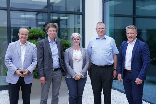 Vorschau Bild von Die Gesundheitsfachleute Markus Hell, Jens
Gieffers, Kathrin Mann und Arno Sorger haben auf dem Internationalen
Hagleitner-Hygieneforum referiert (von links) – im Bild mit Martin
Streitberger, dem Leiter der Hagleitner-Gesundheitsdivision (rechts)