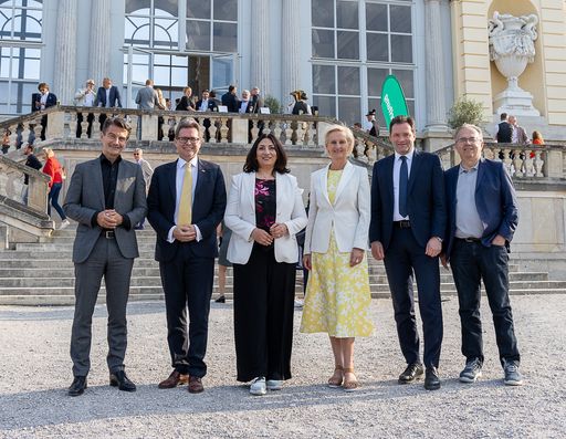  Roland Weißmann (Generaldirektor ORF), Martin
Polaschek (Bundesminister für Bildung, Wissenschaft und Forschung),
Selma Yildirim (Tiroler Abgeordnete zum Nationalrat), Silvia Lieb
(Stv. Vorstandsvorsitzende Moser Holding), Norbert Totschnig
(Landwirtschaftsminister), Hermann Petz (Vorstandsvorsitzender Moser
Holding), v.l.