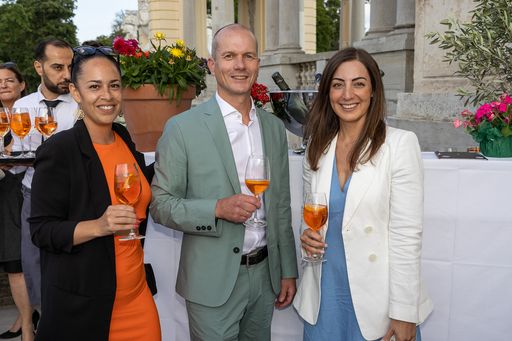 Vorschau Bild von Die Lifestyle-Magazine der MOHO waren stark
vertreten: Andreas Eisendle, Alleingeschäftsführer der
Bundesländerinnen mit Sales Director national Samira Kurz (l.) und
WIENERIN-Chefredakteurin Jasmin Schakfeh