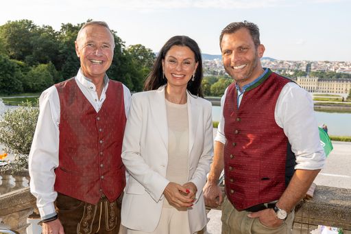 Vorschau Bild von Sonja Klima (Gut Aiderbichl) in fescher Begleitung
von TT-Verkaufsleiter Markus Lugger (l.) und Andreas Martin, GF der
Porsche Media & Creative (PMC) Agentur