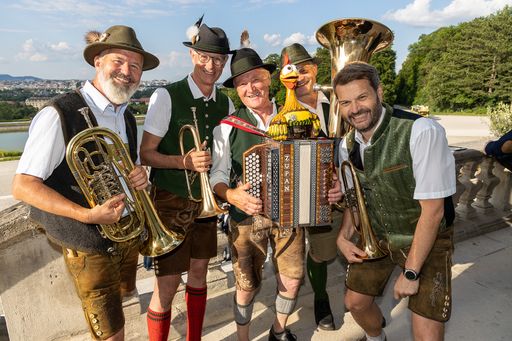 Vorschau Bild von Ihre Melodien gehören zum TT-Sommerfest dazu: die
„Melachtaler Selchbuam“ unter der Leitung von Gerhard Ostermann
(r.), dem stellvertretenden Verkaufsleiter der TT