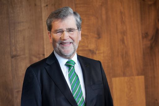  43 Jahre erfolgreiche Unternehmensleitung - die
sich durch konsequentes Wachstum kennzeichnen - drei Standorte als
Gruppe, über 155 MitarbeiterInnen und insgesamt 92 Jahre
erfolgreiche Unternehmenstradition: Mag. Gerhard Fessl hinterlässt
mit SONNHAUS als Österreichs ältestem und führendem Großhandel der
Raumausstattungsbranche sein Lebenswerk. In tiefer Trauer muss
SONNHAUS Abschied nehmen von Mag. Gerhard Fessl, der am 10. Juni
2022, nach einem arbeitsreichen Leben und schwerer Krankheit,
friedlich entschlafen ist.