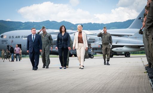 Verteidigungsministerin Klaudia Tanner, Botschafterin Victoria
Reggie Kennedy und Landesrat Werner Amon (v.r.n.l.), dahinter der
Kommandant Brigadier Gerfried Promberger beim Festakt in Zeltweg zur
einjährigen Partnerschaft.