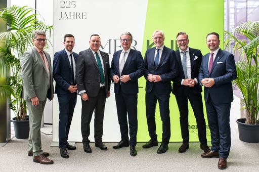 Alexander Lechner, Aufsichtsratsvorsitzender Merkur
Versicherung; Markus Zahrnhofer, Vorstandsmitglied Merkur
Lebensversicherung; Markus Spellmeyer, Vorstandsmitglied Merkur
Versicherung; Christopher Drexler, steirischer Landeshauptmann;
Günter Riegler, Grazer Stadtrat; Ingo Hofmann, CEO Merkur
Versicherung; Christian Kladiva, Vorstandsdirektor Merkur
Versicherung