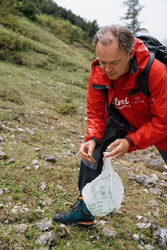 Vorschau Bild von Gerhard Schilling beim Müll einsammeln (c) Roman
Königshofer