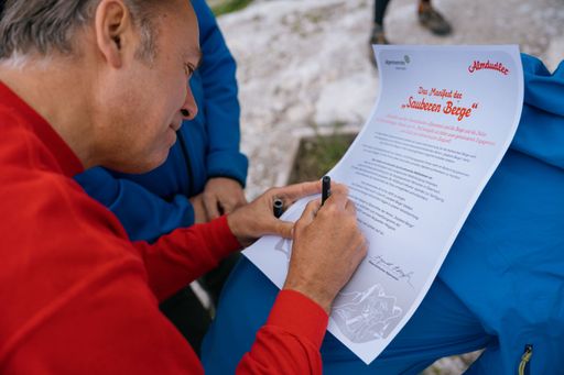 Vorschau Bild von Gerhard Schilling unterschreibt das Manifest_(c)
Roman Königshofer