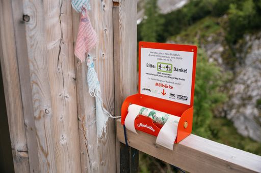 Vorschau Bild von ALMDUDLER_Hüttenaufsteller mit Müllsäcken für WanderInnen (c)
Roman Königshofer