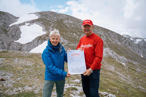 Vorschau Bild von Ingrid Hayek und Gerhard Schilling mi dem Manifest
der Sauberen Berge (c) Roman Königshofer