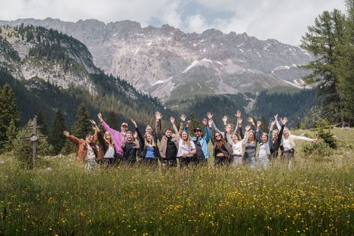 Alle Teilnehmer:innen des 3. Content Creator Events
von Österreichs Wanderdörfer vor einer Bergkulisse.