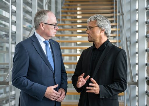  Landeshauptfrau-Stellvertreter Stephan Pernkopf
gratuliert Hannes Raffaseder