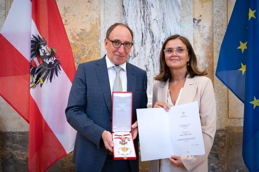 Gesundheits- und Sozialminister Johannes Rauch
verleiht das Goldene Ehrenzeichen mit Stern an Sektionschefin, BM
a.D. Dr.in Brigitte Zarfl