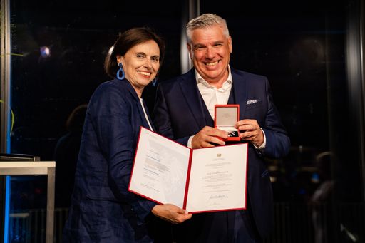 Österreischische Staatssekretärin Susanne
Kraus-Winkler und Erich Falkensteiner mit dem Ehrenzeichen