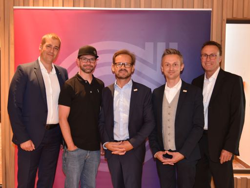 "Continentale Biometrie-Tage für Experten" mit den
Geschäftsführern der Continentale Assekuranz Service GmbH Mag. Josef
Seyr (l.) und Urban Vogt (r.), Versicherungsmakler Patrick Hamacher
(2.v.l.) sowie Mag. Jürgen E. Holzinger (Mitte) und Mag. Wolfgang
Fuchs-Schnetzinger (2.v.r.) vom Verein ChronischKrank. / Die
Verwendung dieses Bildes für redaktionelle Zwecke ist unter
Beachtung aller mitgeteilten Nutzungsbedingungen zulässig und dann
auch honorarfrei. Veröffentlichung ausschließlich mit
Bildrechte-Hinweis.