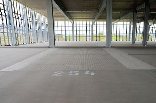 Vorschau Bild von Die Stellplätze bei Oberscheider Car Wash in
Salzburg sind 2,70 Meter breit – also extrabreit - das garantiert
bequemes Ein- und Aussteigen beim Parken.