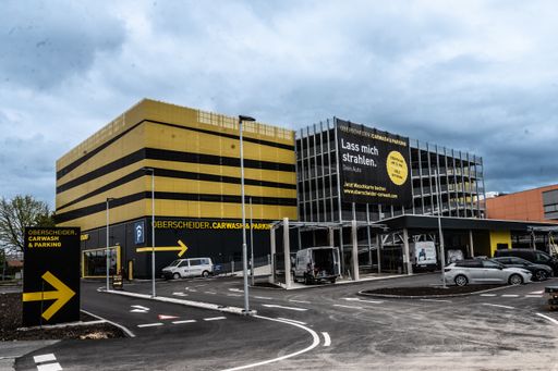  Österreichs erste Autowaschanlagenkette eröffnete
in Salzburg-Maxglan Anfang Mai das siebte Auto-Waschcenter. Seither
findet die hochmoderne Indoor-Waschanlage regen Zuspruch bei
Autofahrern. Das Parkhaus am Dach des „Auto-Wellness-Centers“ wurde
nun im Juni eröffnet und hat einiges zu bieten.