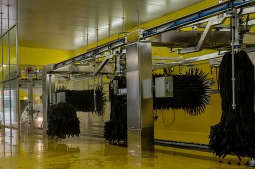 Vorschau Bild von Bereits im ersten Monat der Eröffnung versorgten
täglich – je nach Wetterlage – dreihundert bis vierhundert
Autofahrer ihre Fahrzeuge in der 70m langen Textilwaschstraße aus
Edelstahl - dem „Oberscheider Wellness-Center“ in Salzburg/Maxglan.