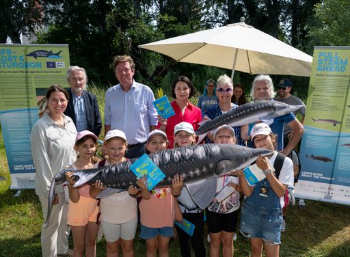 Vorschau Bild von Nationalparkdirektorin Edith Klauser, viadonau
Geschäftsführer Hans-Peter Hasenbichler, Susanne Brandstetter und
Konrad Stania vom Wasserministerium, Thomas Kozuh-Schneeberger,
Stadt Wien - Wiener Gewässer sowie Birgit Vogel, ICPDR mit Kindern
am Danube Day 2023