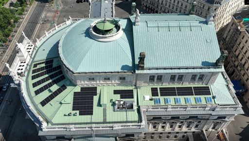 VERBUND-PV-Anlage am Dach des Wiener Burgtheaters.