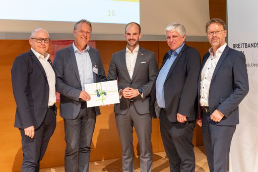 v.l.n.r. Martin Wachutka (Vizepräsident Open Fiber
Austria), Igor Brusic (Präsident Open Fiber Austria), Florian Tursky
(Staatssekretär für Digitales), Arno Abler (Geschäftsführer
Breitbandserviceagentur Tirol BBSA) , Herbert Jöbstl
(Geschäftsführer Steirische Breitband- und
Digitalinfrastrukturgesellschaft m.b.H.(c)DieFotografen_BBSA (2)