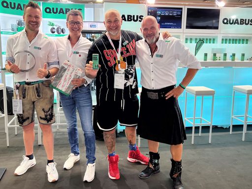 von links nach rechts Geschäftsführer Ing.
Christoph Hofstadler, MBA, QUABUS GmbH, Steyregg/OÖ. Marco
Warkotz-Gruber, Sales Manager CarboSeal® PPR Deutschland Franz
Müllner, Extrem Kraft-/Ausdauersportler, 51-facher Guinness World
Record Halter Ing. Stefan Koncilia, QUABUS Bereichsleiter
Druckrohrsanierung im Austausch über die neue CarboSeal®
Technologie.