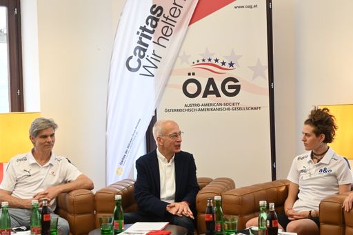 „Es geht bei dieser Meisterschaft um mehr als um
Siege“ - Caritaspräsident Michael Landau gibt den Teams, die
Österreich bei der Sozialen Fußball-Weltmeisterschaft HWC im Juli in
den USA vertreten, die besten Wünsche mit auf den Weg. Bei der
Präsentation der Teams am Mittwoch in den Räumen der
Österreichisch-Amerikanischen Gesellschaft in Wien betonte Landau:
„Jede Teilnehmerin und jeder Teilnehmer hat bereits entscheidende
Treffer erzielt auf dem Weg dorthin“. Der HWC, die Weltmeisterschaft
von Menschen am Rand der Gesellschaft, wird 20 Jahre nach der
Gründung erstmals in den USA ausgetragen. Von 8. bis 15. Juli werden
in Sacramento/Kalifornien mehr als 500 Spieler*innen aus über 70
Mitgliedstaaten erwartet. Aus Österreich reisen 14 Spieler*innen an.