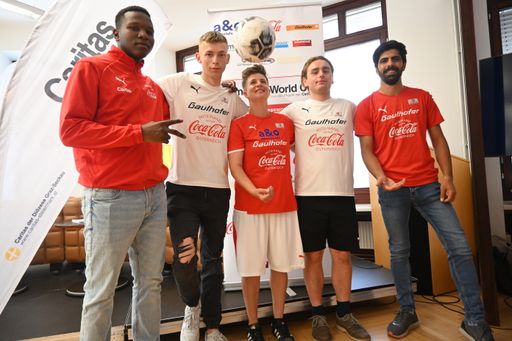 Vorschau Bild von Vom Rand in die Mitte Die Teams setzen sich jeweils
aus Frauen und Männern zusammen, die über soziale Projekte zum
Fußball kommen. Menschen mit einer Suchtproblematik, Obdachlose und
Flüchtlinge, denen sonst in der Gesellschaft wenig Anerkennung
entgegenschlägt, sollen über den Sport in ihrem Weg zurück in die
Gesellschaft unterstützt werden. In Österreich koordiniert
traditionell die Caritas Steiermark den Homeless World Cup und
arbeitet dabei mit Partnern wie Kicken ohne Grenzen, dem Grünen
Kreis in Wien oder streetfootbALL austria in der Steiermark zusammen