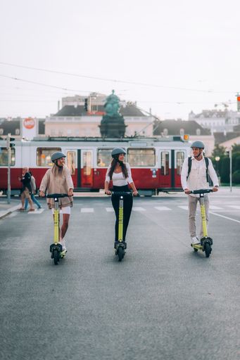  Superpedestrian vor Straßenbahn