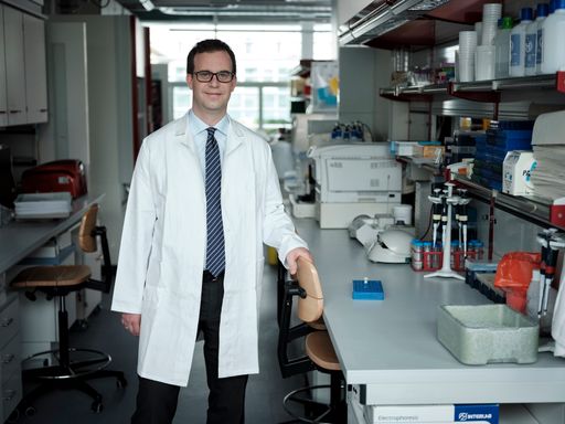 Vorschau Bild von Auf der Suche nach dem Ursprung der rätselhaften
Symptome von vier Kindern haben Forscher:innen der St. Anna
Kinderkrebsforschung, des CeMM Forschungszentrum für Molekulare
Medizin der ÖAW und der MedUni Wien gemeinsam mit
Kooperationspartner:innen Störungen der Blutbildung, des
Immunsystems und Entzündungen in Zusammenhang gebracht und dabei
eine völlig neue Erkrankung entdeckt. „Solche seltenen und bisher
unbekannten Erkrankungen eröffnen uns wertvolle Einblicke in die
grundlegenden Prinzipien der Blutbildung und des Immunsystems. Sie
ermöglichen uns ein besseres Verständnis der fehlregulierten
Prozesse, die diesen Erkrankungen zugrunde liegen“, erklärt
Univ.-Prof. Dr. Kaan Boztug, Letztautor einer neuen Studie im New
England Journal of Medicine und Wissenschaftlicher Direktor der St.
Anna Kinderkrebsforschung.