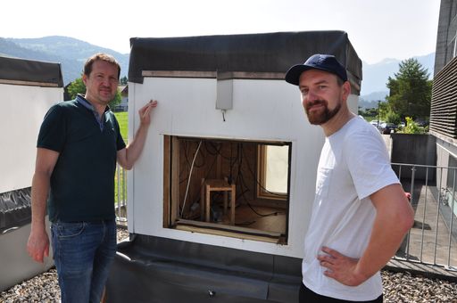 Ein Wärmekissen für Häuser: daran forschen
Wissenschafter*innen der FH Salzburg. Mittels biogener Rohstoffe
soll Holz zum optimalen Wärmespeicher werden. Getestet wird in
Forschungs-Kuben direkt am Campus Kuchl sowie in Schweden, der
Türkei und in Italien.