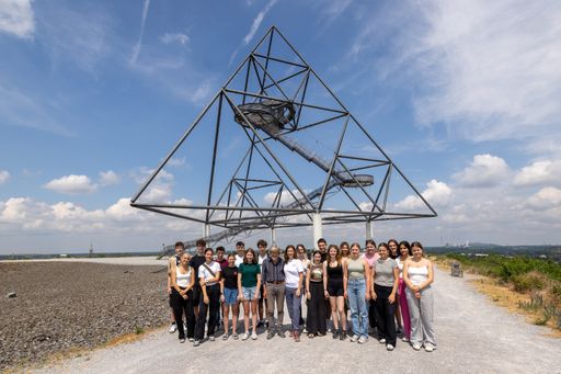 Vorschau Bild von Eine der drei Gewinnerklassen des Nachhaltigkeitswettbewerbs
"Ruhr Natur" der Brost-Stiftung: die Projektgruppe des
Dortmunder Leibniz Gymnasiums gemeinsam mit Projektpate Reinhold
Messner auf der Halde Tetraeder in Bottrop. / Die Verwendung dieses
Bildes für redaktionelle Zwecke ist unter Beachtung aller
mitgeteilten Nutzungsbedingungen zulässig und dann auch honorarfrei.
Veröffentlichung ausschließlich mit Bildrechte-Hinweis.
