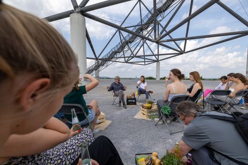 Ein angeregter Austausch unter dem Tetraeder auf der Halde in
Bottrop: Projektpate Reinhold Messner und die Schülerinnen und
Schüler des Dortmunder Leibniz Gymnasiums, eine der drei
Gewinnerklassen des Ideenwettbewerbs "Ruhr Natur" der
Brost-Stiftung. / Die Verwendung dieses Bildes für redaktionelle
Zwecke ist unter Beachtung aller mitgeteilten Nutzungsbedingungen
zulässig und dann auch honorarfrei. Veröffentlichung ausschließlich
mit Bildrechte-Hinweis.