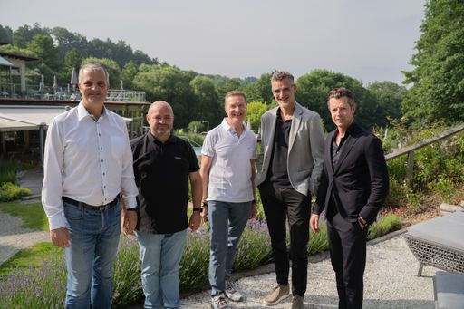 Vorschau Bild von Heiltherme GF Gernot Deutsch (li) und Thermenleiter
Erich Weinzettl (Mitte) mit Architekten-Team und
Bauverantwortlichen. Die Hoteltherme des Quellenhotels wird im
Sommer rundum erneuert.