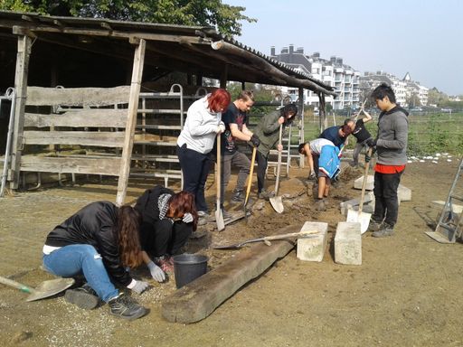  Jugendliche von On the Job beim Praxistag
(Gartenarbeit)