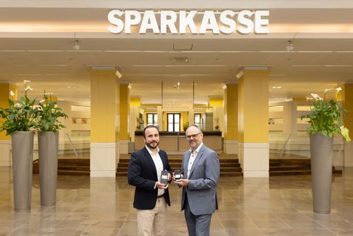 Christoph Monschein (links im Bild) und Maximilian
Pointner (rechts im Bild) freuen sich über die Zusammenarbeit.