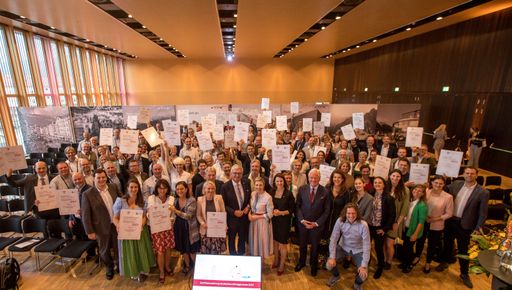 MMag. Dr. Susanne Raab, Bundesministerin für
Frauen, Familie, Integration und Medien, überreichte gemeinsam mit
Bgm. Mag. Alfred Riedl, Präsident des Österreichischen
Gemeindebundes, Dr. Hubert Schultes, Präsident von UNICEF
Österreich, und Astrid Mair, BA MA, Landesrätin Tirol, am 22. Juni
2023 auf der Kommunalmesse in Innsbruck im Rahmen der Verleihung
familienfreundlichegemeinde die Zertifikate an die Vertreterinnen
und Vertreter der Gemeinden. © Harald Schlossko