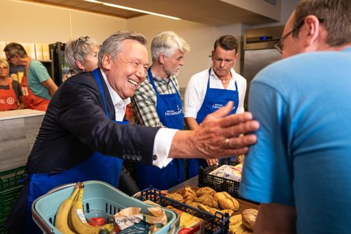 Roland KAISER verteilt Lebensmittel bei der Tafel Cottbus. / Die
Verwendung dieses Bildes für redaktionelle Zwecke ist unter
Beachtung aller mitgeteilten Nutzungsbedingungen zulässig und dann
auch honorarfrei. Veröffentlichung ausschließlich mit
Bildrechte-Hinweis.