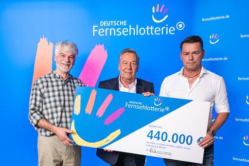 Vorschau Bild von Die Tafeln des Albert-Schweitzer-Familienwerks Brandenburg
erhalten 440.000 Euro von der Deutschen Fernsehlotterie: Christian
Kipper (Geschäftsführer Deutsche Fernsehlotterie), ROLAND KAISER und
Kai Noack (Geschäftsführer des Albert-Schweitzer-Familienwerks
Brandenburg e.V.). / Die Verwendung dieses Bildes für redaktionelle
Zwecke ist unter Beachtung aller mitgeteilten Nutzungsbedingungen
zulässig und dann auch honorarfrei. Veröffentlichung ausschließlich
mit Bildrechte-Hinweis.