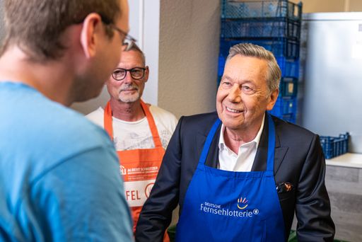 Vorschau Bild von ROLAND KAISER bei der Tafel Cottbus. / Die Verwendung dieses
Bildes für redaktionelle Zwecke ist unter Beachtung aller
mitgeteilten Nutzungsbedingungen zulässig und dann auch honorarfrei.
Veröffentlichung ausschließlich mit Bildrechte-Hinweis.