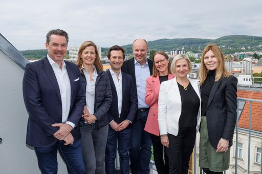  v.l.n.r.: Thomas Morawek (STEUP Realitäten), DI Manuela Kaufmann
(INGOB.ZT), Maximilian Zauner (RENOVUM), Karl Wagner (RENOVUM), Mag.
Julia Denk (RVW), Mag. Marion Weinberger-Fritz (RVW) und Gerda
Zauner (RENOVUM)